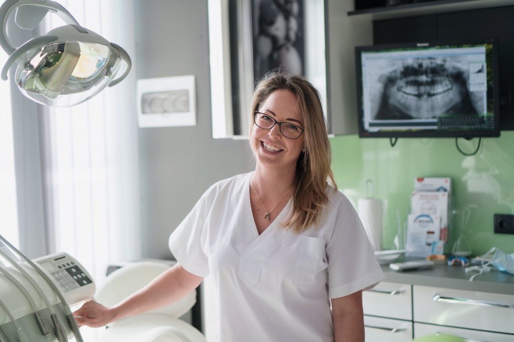 Dr. Csányi Zsuzsanna a rendelőben. Fotó: Békési Tamás
