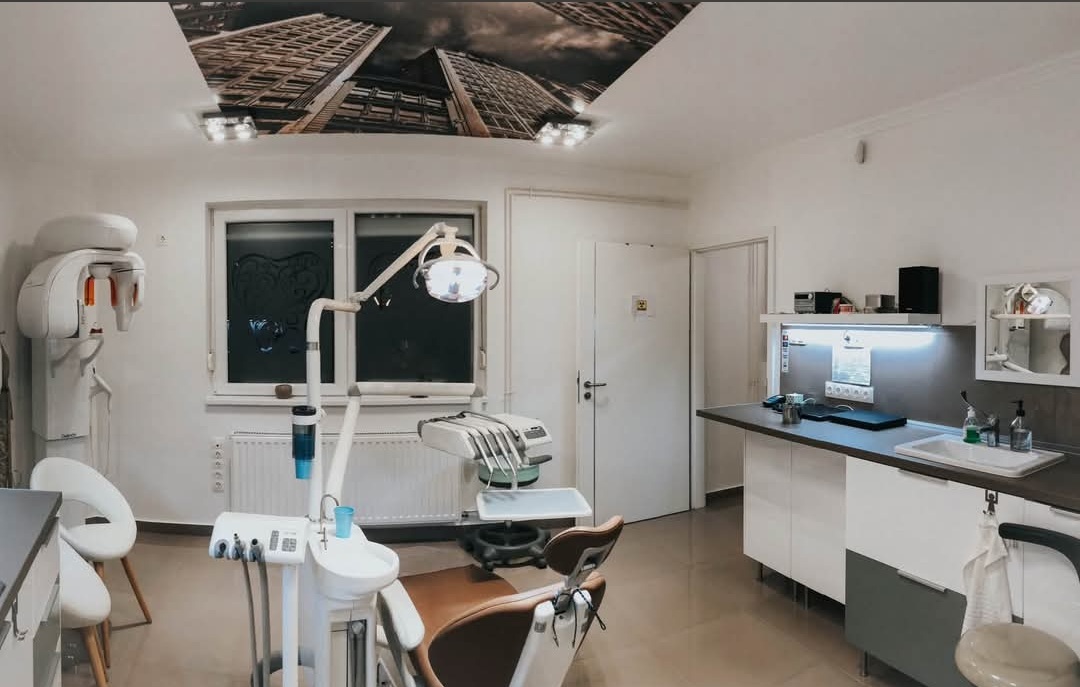 Kezelő panoráma röntgenkészülékkel és modern munkaállomással